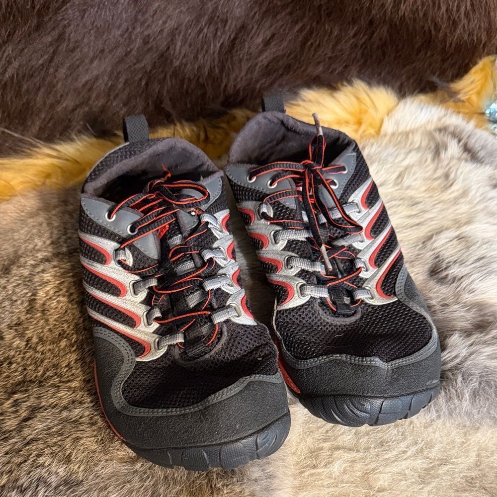 Black and Red Men's Athletic Shoes 10 (6000)